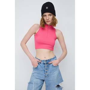 Blusa Corta Informal con Cierre Frontal, Logotipo y Manga Casquillo - Product Image 1
