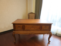 Bureau de direction confortable et durable en teck massif sculpté, style français antique, modulaire et durable, 5 tiroirs, fabrication indonésienne