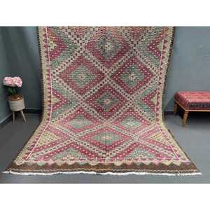 Alfombra Kilim Turca Vintage de 6.7x9.8 pies, Diseño de Parches en Degradado Rojo, Lana Ecológica con Respaldo de Látex - Product Image 1