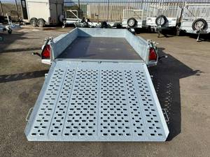 Remorque de chantier à double essieu General Plant 551 2.7T, plateau 2.7m x 1.6m, roues de 13 pouces, garniture noire et benne perforée pleine largeur robuste - Product Image 1