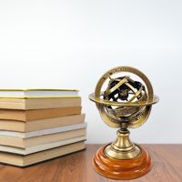 Globe du monde de sphère armillaire en laiton nautique avec base en bois-Accent décoratif élégant et durable pour la maison ou le bureau