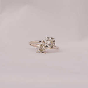 Bague de fiançailles de luxe classique en or massif 14KT Trendy Triangle Square Cushion Cut Lab Grown Diamond IGI Certified Bezel Setting - Product Image 1