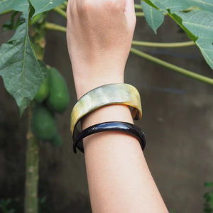 Bracelets en corne de buffle naturelle, fabrication artisanale de bijoux en corne de buffle - Product Image 1
