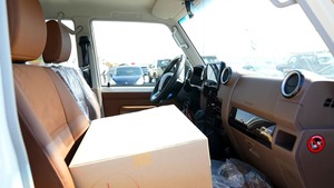 สภาพดีเยี่ยม ปี 2024 โตโยต้า แลนด์ ครุยเซอร์ 70 ซีรีส์ LC 76 LX เกียร์อัตโนมัติ เครื่องยนต์ V6 - Product Image 2