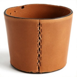 Olla de cuero elegante en tamaño pequeño, ideal para momentos de escritorio verde o detalles de mesa de centro con aspecto suave hecho a mano - Product Image 3