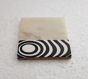 Sous-verre marron et multicolore en bois et en résine de forme carrée avec logo personnalisé au prix de gros, ensemble maison, hôtel, restaurant, vaisselle d'occasion - Product Image 2