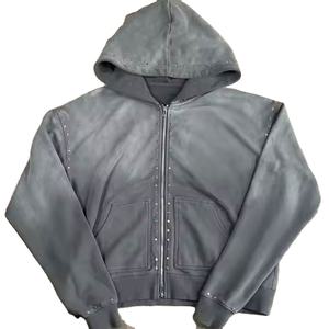 Conjunto de 2 piezas con efecto desgastado por el sol y lavado ácido, con estampado completo y pedrería, compuesto por sudadera con capucha y pantalón acampanado. HECHO POR HS 2026 - Product Image 1