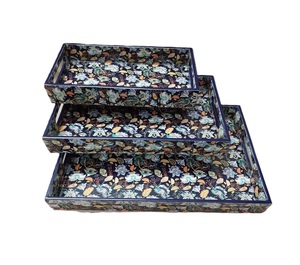 ถาดเสิร์ฟไม้ทำด้วยมือที่หรูหราและมีสไตล์พร้อมลายเคลือบที่มีระดับเหมาะสำหรับเสิร์ฟชากาแฟและขนมขบเคี้ยวในดีไซน์ที่เป็นเอกลักษณ์ - Product Image 1