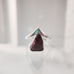 Anillo de Plata de Ley 925 Hecho a Mano con Gema de Granate Natural, Piedra de Nacimiento de Enero, Diseño de Corona en V, para Mujer - Product Image 1