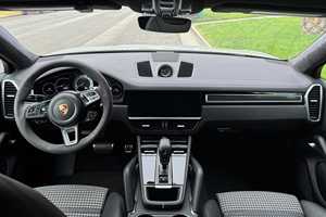Cayenne Turbo Coupé AWD 2024, Bajo Kilometraje, Transmisión Automática, Volante a la Izquierda, Color Oscuro, Asientos de Cuero, Techo de Aleación de Aluminio - Product Image 4