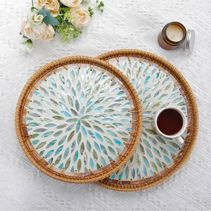 Bandeja de mimbre redonda con incrustaciones de perlas, accesorio de calidad prémium, con bandejas tejidas - Product Image 1