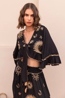 Essence de l'été femmes luxueusement brodées paillettes dorées travail manuel noir Boho Chic chemisier à volants et jupe à plusieurs niveaux cordon ensemble