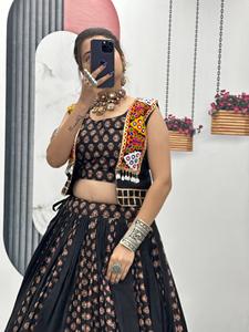 Meilleure qualité Navratri Special Lehenga Choli avec 6 mètres Big Flair avec veste pour filles disponible au meilleur prix de l'Inde - Product Image 5