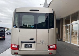 Compre Autobús de Pasajeros Toyota Coaster de 24 Asientos Usado y Económico con Volante a la Izquierda en Venta - Product Image 3