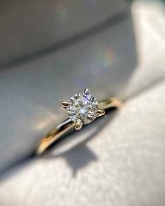 Anillo de compromiso de diamante de moissanita cortado de 4,5mm | Solitario clásico de 4 puntas | Anillo minimalista chapado en oro de 18 quilates de Plata de Ley 925 - Product Image 1