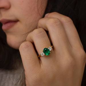 Bague Moissanite verte à trois pierres bague de fiançailles Moissanite ovale et 1.50 carats coupe ronde bague de mariage en or 14 carats trilogie diamant - Product Image 2