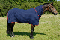 Couvertures d'écurie pour chevaux d'hiver 2026 de qualité supérieure, couvertures en coton personnalisées avec doublure en fourrure, modèles de couvertures d'écurie chaudes et durables pour chevaux