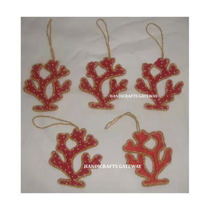 Adorno Decorativo Colgante Tradicional Hecho a Mano con Bordado de Hilo Dorado y Cuentas para Decoración Navideña - Product Image 1