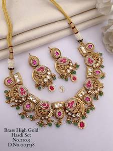 Vente en gros de collier en laiton doré de haute qualité pour femmes accessoire vestimentaire de qualité supérieure à des tarifs réduits - Product Image 4