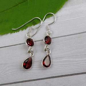 Pendientes colgantes clásicos de Plata de Ley 925 con piedras preciosas de corte mixto granate para regalos de compromiso o aniversario - Product Image 1