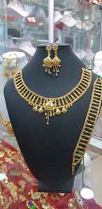 Ensemble de bijoux de mode vintage plaqué or 24 carats comprenant un collier en cuivre, des boucles d'oreilles, des bracelets, des broches conçues aux États-Unis, en Allemagne et en France - Product Image 5