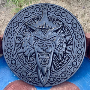 Viking sculpté à la main en bois gravé à la main nordique Viking médiéval vieux âges bataille prêt guerrier bouclier. - Product Image 1