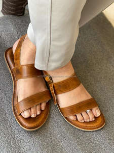 Sandales plates en cuir véritable pour femmes, élégantes, uniques - Product Image 3