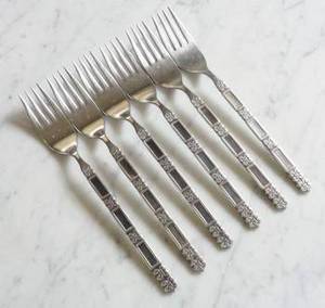 Juego de Cubiertos Contemporáneo de Acero Inoxidable Premium, Colección de Cuchillos, Tenedores y Cucharas para una Presentación y Servicio Elegantes - Product Image 4