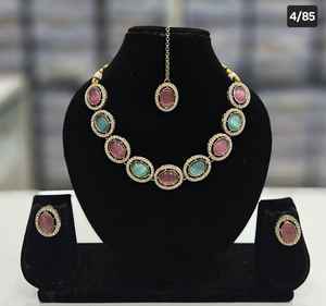 Nouvelles Boucles d'Oreilles de Mariage Exclusives de Créateur, Plaqué Or Antique, Forme Ovale Lourde, Ornées de Perles d'Imitation Kundan - Product Image 3