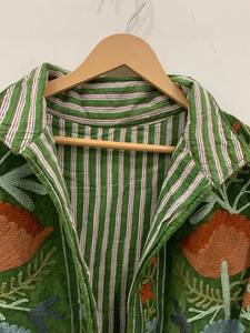 Chaqueta corta de invierno hecha a mano de terciopelo Vintage Suzani con bolsillo para mujer disponible para compra al por mayor - Product Image 4