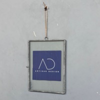 Bingkai Foto Gantung Vertikal 5X7" Desain Artisan dengan Konstruksi Besi & Kaca dan Finishing Abu-abu