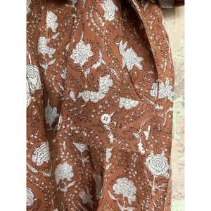 Chemisier pour femme en popeline à motifs floraux du désert brodés, imprimé au tampon, asymétrique à volants, long, tailles XXL XL, idéal pour les tenues de soirée - Product Image 4