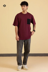 T-shirt à col rond en coton lourd pour homme avec logo personnalisé, couleur bordeaux, coupe ample, manches courtes, coupe décontractée, streetwear avec poche contrastée - Product Image 4