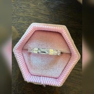 Anillo de Compromiso con Diamante Cultivado en Laboratorio, Corte Esmeralda, Orientación Este-Oeste, 1.70 Quilates, VVS2, Proveedor y Fabricante Mayorista - Product Image 2