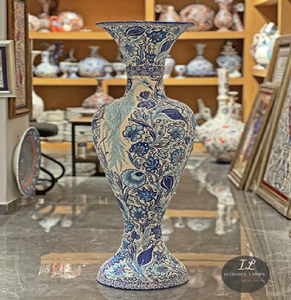 Un conjunto de cuatro jarrones de cerámica coloridos y de forma única, con tres en posición vertical, dispuestos en una pila de libros antiguos. - Product Image 6