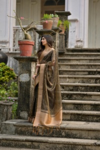 Sari de Bollywood de última moda con trabajo de piedra pesada y borde elegante para uso festivo y de boda disponible a los mejores precios - Product Image 5