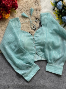 La blusa moderna con patrón de cuello en V se puede usar en sari y laheng Blusa con patrón abierto en la espalda con tasells de uno a tono - Product Image 3