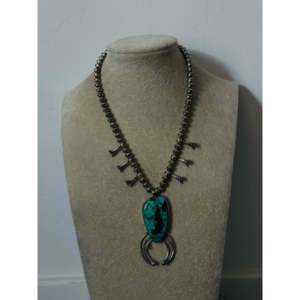 Collier Squash Blossom en turquoise noire et argent sterling, fait main par des artisans Navajo, bijou culturel de collection - Product Image 2