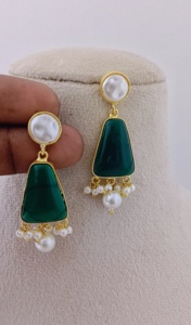 Boucles d'oreilles artisanales élégantes en alliage doré avec fausse perle en laiton lourd fabriqué en vrac produit personnalisé design motif moderne - Product Image 4