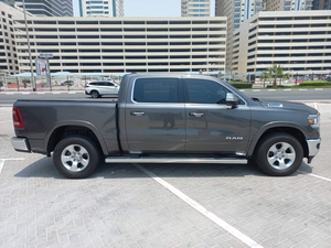 Dodge Ram 1500 Laramie 2022 GCC, Vehículo Usado, Tracción en las Cuatro Ruedas, Asientos de Cuero, Neumáticos R16, Control de Crucero Adaptativo, Volante a la Izquierda - Product Image 5