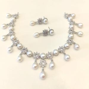 Collier de meilleure qualité de créateur avec pierres Zircon AD finition argent serti de boucles d'oreilles pour la collection de vêtements de fête de mariage pour femmes - Product Image 1