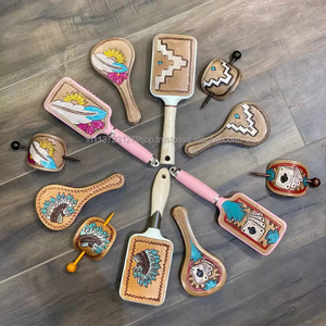 Nuevo estilo occidental para mujer, cuero con grabado, 3 piezas, cepillo para el cabello, espejo de mano y palo para el cabello, juegos de tocador, juegos de viaje elegantes - Product Image 2