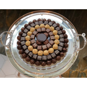 Celebración festiva Bandeja para servir dulces de chocolate Bandeja de metal dorada creativa con asa Perfecta para servir postres dulces en venta - Product Image 4