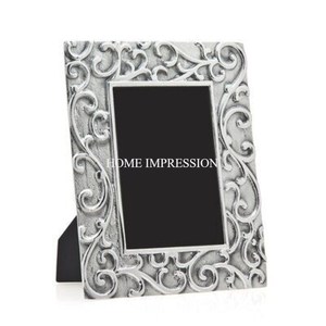 Marco de fotos de metal único de lujo con acabado envejecido perfecto para agregar un toque de nostalgia a la decoración de su hogar u oficina - Product Image 3