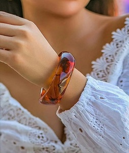 Bracelets et bracelets de mode en résine de qualité supérieure à la mode Couleurs vibrantes avec effets Bijoux de déclaration parfaits - Product Image 2