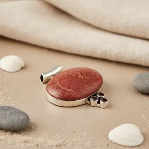 Collier pendentif pour femme en acier inoxydable plaqué or glamour avec accent turquoise et chaîne à maillons - Product Image 3