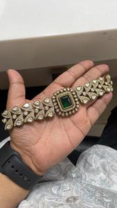 Elegante conjunto de collar Kundan en tono dorado con piedras en forma de pera y perlas, joyería nupcial con pendientes para Glam festivo - Product Image 2