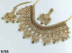 FANCY ANTIGUO TRADICIONAL Y DE MODA TONO DORADO KUNDAN PERLA GARGANTILLA COLLAR PENDIENTES CONJUNTO CON MANGTIKA PARA MUJER Y NIÑA - Product Image 3