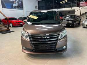 Toyota Voxy Mini Wagon 2022 d'occasion, boîte automatique, intérieur foncé, sièges en cuir, pneus R17, essence, conduite à droite - Product Image 2