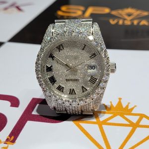 Montre de luxe à quartz ronde avec diamants, chiffres romains audacieux, bracelet en acier inoxydable entièrement pavé, résistance à l'eau 10 bars, bracelet entièrement serti - Product Image 1